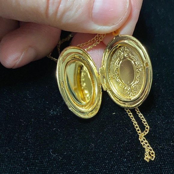 Vintage Gold Cameo Locket 18” Necklace - Picture 5 of 12